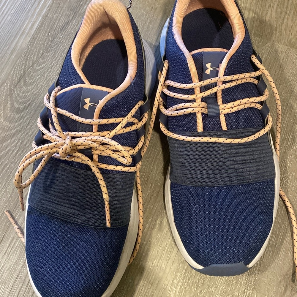 Never worn Size 8 under armour sneakers
